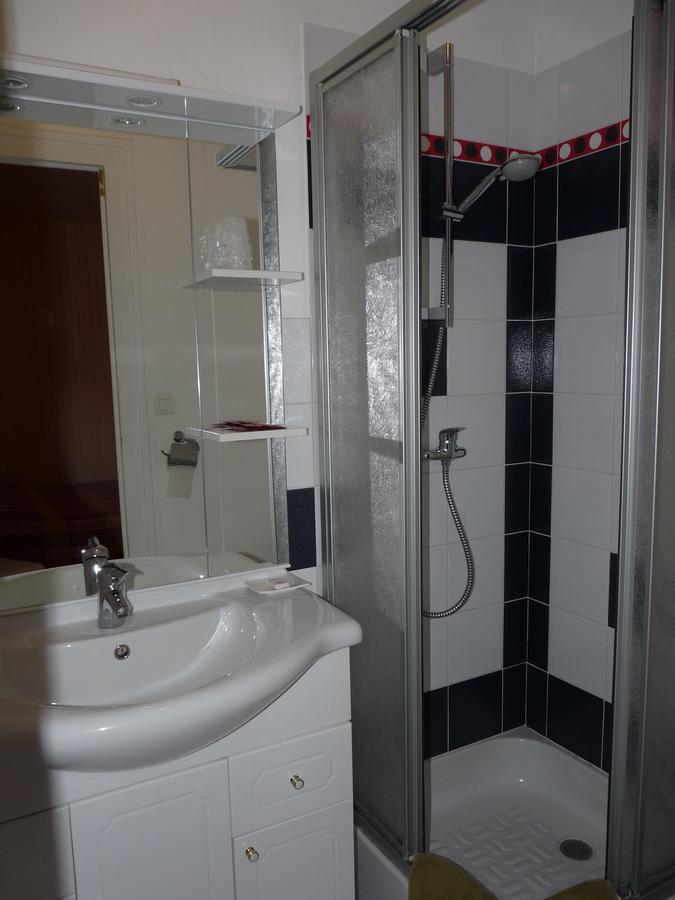 Hotel Patton Avranches Bagian luar foto